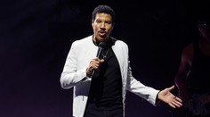 Starost o hudební legendu. Oblíbeného zpěváka z koncertu odvezli do nemocnice