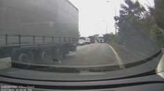 Kamion v Praze narazil do osobního auta a odjel. Policie žádá svědky o pomoc