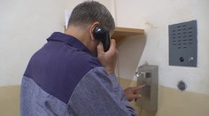 Věznice v Česku nově povolují odsouzeným telefony. S kontrolou hovorů pomůže AI