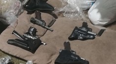Policisté šli po drogových dealerech, na zahradě našli bednu plnou zbraní