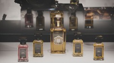 Parfumerie Guerlain otevřela svůj archiv. Odhalila tajemství Alžběty II.