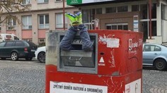 Nohy trčící z kontejneru vyděsily kolemjdoucí. Zasahovat museli strážníci