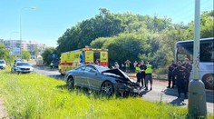 V Praze havaroval autobus s dětmi. 15 lidí se zranilo, na místě zasahovali záchranáři