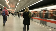 Muž na Černém Mostě nestihl uhnout. Srazilo ho metro