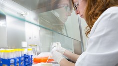 Testovat stíháme rychleji než většina světa, pochlubil se Adam Vojtěch