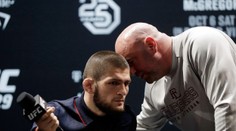 Khabib se nedočkal, McGregor pak přišel s flaškou a v teplákách!