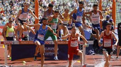 Krásné gesto na ME. Steeplař upadl a zranil se, protivník zastavil a pomohl mu