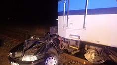 Vlak smetl auto na přejezdu v Krnově, zraněné museli vystříhat