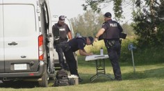 Při sérii útoků v Kanadě zemřelo nejméně 10 lidí. Policie pátrá po podezřelých