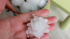 Krupobití, které překvapilo i meteorology. Znojemsko zasáhly téměř 10cm kroupy