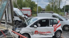 Havárka dvou aut na Malé Straně zablokovala dopravu, jeden řidič se zranil