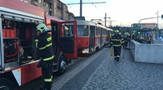 Vážná nehoda: Muž spadl pod tramvaj, tu nadzvedávali hasiči