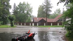 Řidička chtěla odtáhnout zraněného motorkáře, přejela ho dodávka