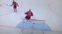 To je KIKS! Švýcarský gólman pustil gól přes celé kluziště VIDEO