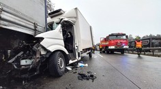Vážná nehoda na D1. Řidiče museli vyprošťovat hasiči, je v kritickém stavu
