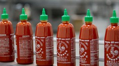 Oblíbená ostrá omáčka v ohrožení. Výrobce Srirachi má málo chilli papriček