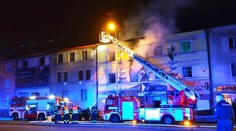 Z hořícího penzionu evakuovali děti, jeden člověk čekal na římse