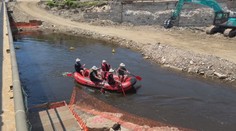 Konec přenášení lodí v Krumlově. Stavbaři stihli opravu mostu včas