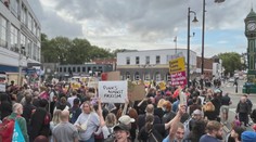 V Británii se konaly další demonstrace. Ulice měst zaplnili zastánci uprchlíků