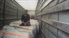 Řidič zaslechl zvuky, z kamionu mu vyskákali tři cizinci