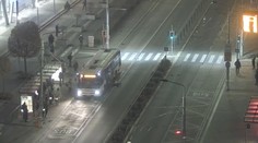 Cestující proskočil během jízdy oknem autobusu