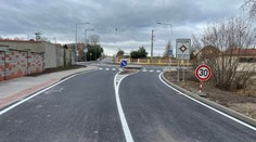 Řidiči v Milovicích zuří. Před odbočením je čeká trestné kolečko