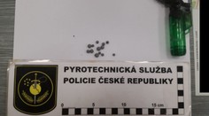 Chlapci si hráli s výbušnými kuličkami, jednoho exploze popálila v obličeji