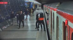 Po brutální rvačce v metru skončil pobodaný. Policie hledá svědky!