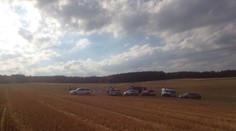 Na Plzeňsku se do pole zřítil vrtulník! Pilot ani pasažér nepřežili
