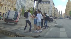 Kamera zachytila nehodu Turka: Prudký náraz, letící auto těsně minulo chodce