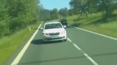 Sanitka vezla pacienta, nalepila se na ni bílá škodovka! VIDEO