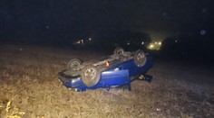 Mladý řidič popil a skončil na střeše v poli