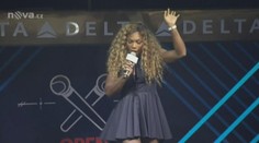 Minišaty a krásné karaoke! Serena Williamsová to rozjela