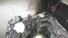 Žena hodila hořící věnec do vany, i tak se plameny rychle šířily