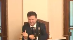 Předseda Sněmovny ukázal kolegům vztyčený prostředník, pak se omluvil