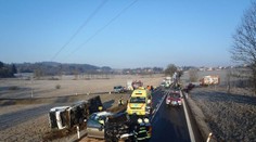 U nehody převrácené cisterny a dvou aut zasahoval i vrtulník