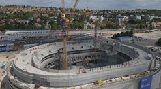 V Brně je největší evropský jeřáb. Pomáhá při stavbě nové arény