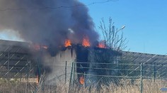 Hasiči na Chrudimsku bojovali s požárem fotovoltaické elektrárny
