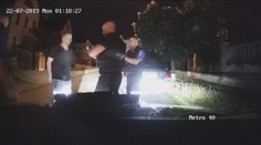 VIDEO: Mladík se opil tak, že usnul v nastartovaném autě