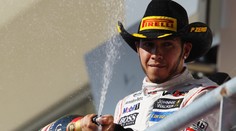 Hamilton vyhrál GP USA, Alonso dojel třetí. Korunovace odložena