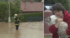 Rozvodněný potok si razil cestu mezi domy. Z hřiště se stal rybník