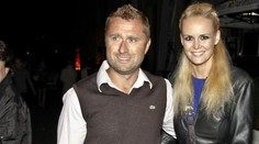 Dal jí svatbu k narozeninám! Bednář si vzal bývalou Miss Hadašovou