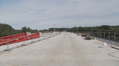 Konstrukce váží přes 10 000 tun. V Pardubickém kraji roste nejdelší most nové dálnice