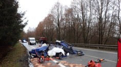 Řidič felicie vjel do protisměru! Střet s náklaďákem nepřežil