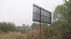 Billboardy od silnic nezmizely ani po pěti letech. Odstraňování je komplikované