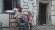 Divadlo pro turisty v Krumlově. Herci předstírají obyčejný život