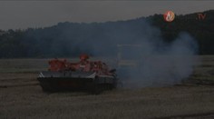 Zapadlý kombajn museli hasiči dostat z pole tankem!