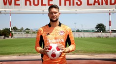 Vaclík podepsal s Olympiakosem, zapózoval i v novém dresu