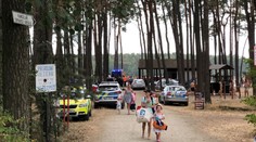 Tryzna ve Lhotě: S utopenými chlapci se loučilo přes 100 lidí