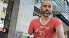 Jednorukého cyklistu pokutovali za řízení jednou rukou